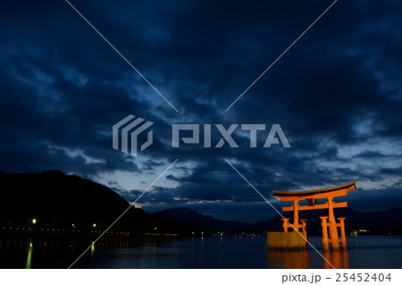 厳島神社大鳥居/Blue 25452404