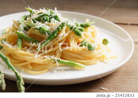 Spring pasta carbonara 25452633