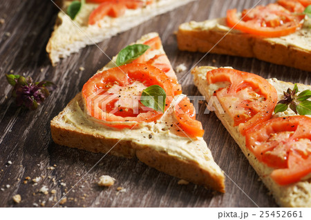 tomato sandwich 25452661