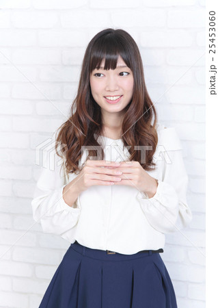 若い女性　ヘアスタイル 25453060