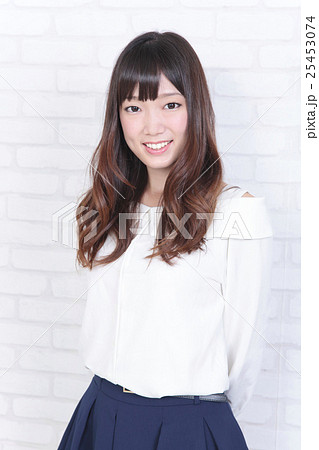 若い女性　ヘアスタイル 25453074