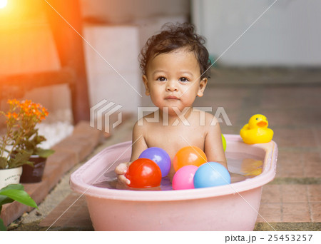 Asian baby Bathing in tubs 25453257