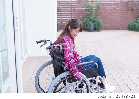 若い女性、車いす 若い女性、車いす 25453721
