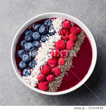 Mixed smoothie bowl raspberry blueberry chia seeds 25454016