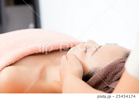 顔 フェイシャルエステ 美容イメージ エステ 女性 リラックス ビューティーイメージ 顔 フェイシャルエステ 美容イメージ エステ 女性 リラックス ビューティーイメージ 25454174