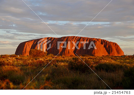 夕焼けで赤く染まるエアーズロック 夕焼けで赤く染まるエアーズロック 25454763