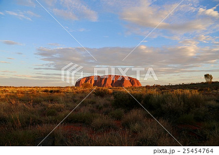 夕焼けで赤く染まるエアーズロック 夕焼けで赤く染まるエアーズロック 25454764