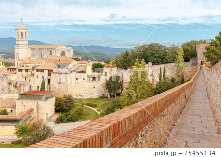 Girona. The fortress wall. 25455134