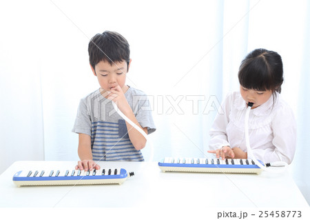 鍵盤ハーモニカを練習する小学生 鍵盤ハーモニカを練習する小学生 25458773
