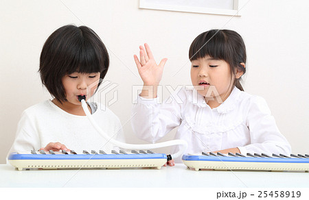 鍵盤ハーモニカを練習する小学生 鍵盤ハーモニカを練習する小学生 25458919