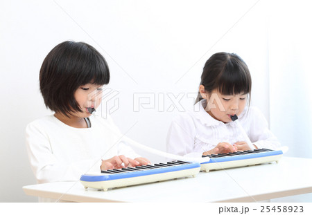 鍵盤ハーモニカを練習する小学生 25458923