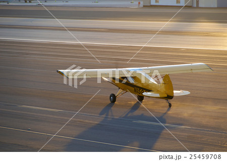 SANTA MONICA, CALIFORNIA USA - OCT 07, 2016 25459708