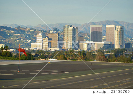 SANTA MONICA, CALIFORNIA USA - OCT 07, 2016 25459709