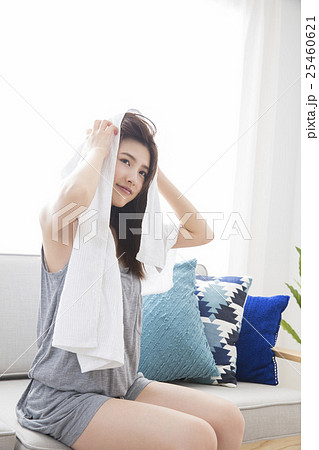 若い女性 25460621