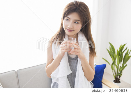 若い女性 若い女性 25460633