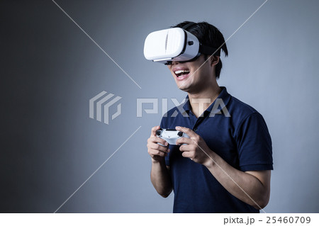 ヘッドマウントディスプレイをかける男、ゲーム、コントローラー、興奮、驚く ヘッドマウントディスプレイをかける男、ゲーム、コントローラー、興奮、驚く 25460709
