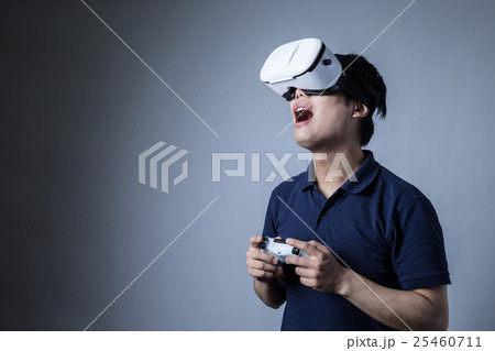 ヘッドマウントディスプレイをかける男、ゲーム、コントローラー、興奮、アダルトコンテンツ、触る ヘッドマウントディスプレイをかける男、ゲーム、コントローラー、興奮、アダルトコンテンツ、触る 25460711