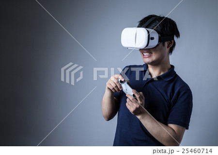 ヘッドマウントディスプレイをかける男、ゲーム、コントローラー、興奮、レース、レースゲーム 25460714