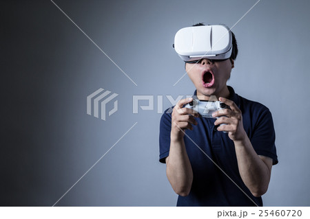 ヘッドマウントディスプレイをかける男、ゲーム、コントローラー、興奮、驚く 25460720