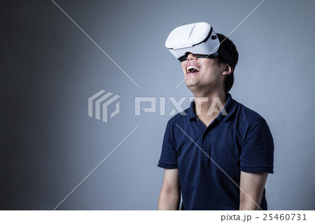 ヘッドマウントディスプレイをかける男、興奮、アダルトコンテンツ、触る ヘッドマウントディスプレイをかける男、興奮、アダルトコンテンツ、触る 25460731