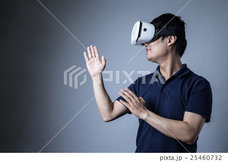 ヘッドマウントディスプレイをかける男、ゲーム、興奮、ポーズ、戦う、格闘 25460732