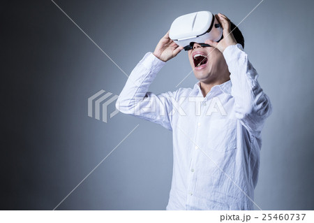 ヘッドマウントディスプレイをかける男、興奮、驚く ヘッドマウントディスプレイをかける男、興奮、驚く 25460737