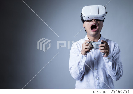 ヘッドマウントディスプレイをかける男、ゲーム、コントローラー、興奮、驚く 25460751