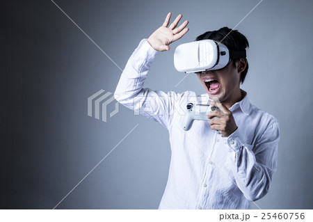 ヘッドマウントディスプレイをかける男、ゲーム、コントローラー、興奮、驚く、のけぞる 25460756