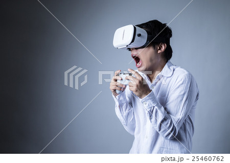 ヘッドマウントディスプレイをかける男、ゲーム、コントローラー、恐怖、ホラー、ホラーコンテンツ 25460762