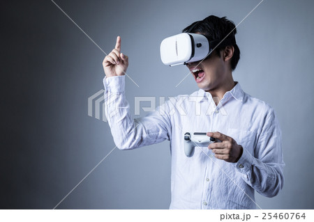 ヘッドマウントディスプレイをかける男、ゲーム、興奮、ガッツ、ガッツポーズ ヘッドマウントディスプレイをかける男、ゲーム、興奮、ガッツ、ガッツポーズ 25460764