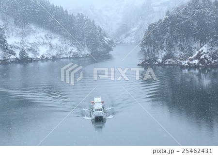 冬の庄川峡湖上遊覧船 冬の庄川峡湖上遊覧船 25462431