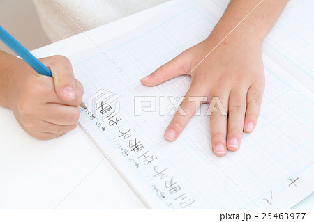 漢字練習をする小学生 25463977