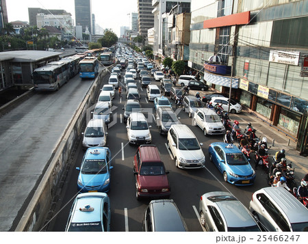 ジャカルタの渋滞 横の写真素材