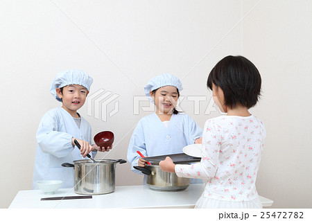 給食当番の子供達 25472782