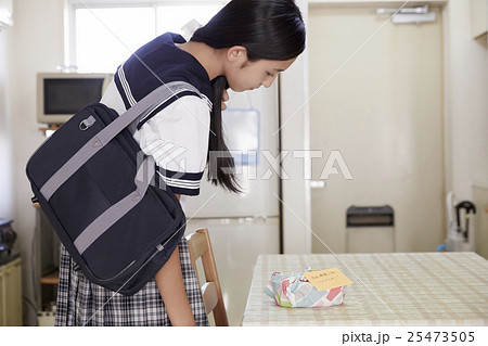 女子高生　朝支度 25473505