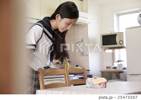 女子高生　朝支度 25473507