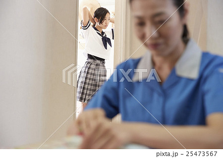 親子 朝支度の写真素材