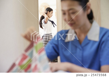 親子 朝支度 親子 朝支度 25473568