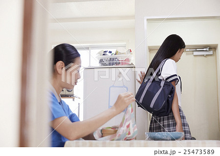 親子　朝支度 25473589