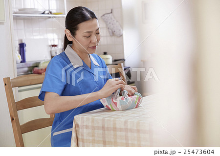 母親　家事風景 25473604
