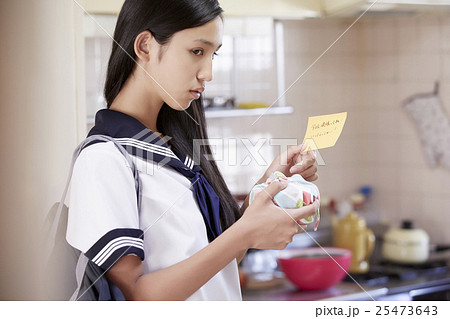 女子高生　朝支度 25473643