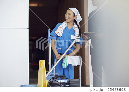 清掃員と会話するビジネスマン 25473698
