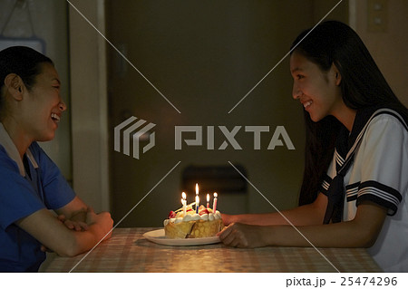 母の誕生日を祝う娘 25474296