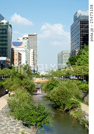 Cheonggyecheon stream in Seoul in summer 25475108