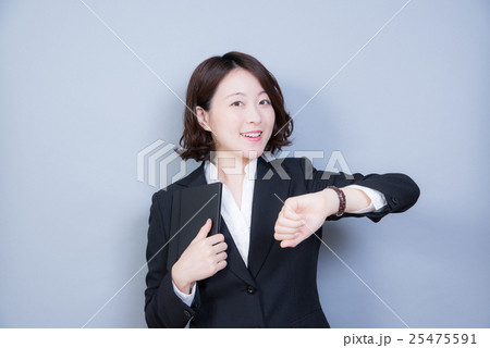 スーツ　女性　ビジネス 25475591