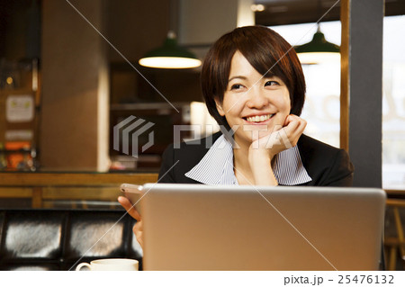 カフェ　女性　若い女性　スマートフォン　パソコン　ビジネス　ビジネスウーマン　ノマドカフェ　お客　 25476132