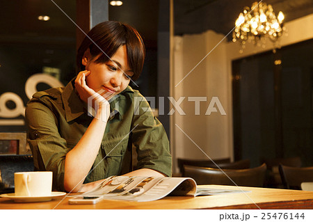 カフェ　女性　若い女性　雑誌　読書　お客　夜　ライフスタイル　 25476144