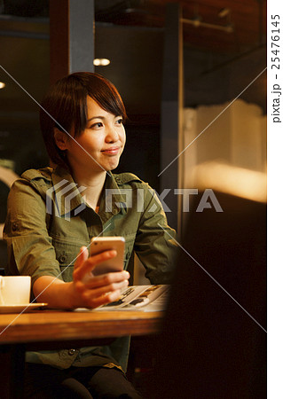 カフェ　女性　若い女性　スマートフォン　お客　夜　ライフスタイル　 25476145
