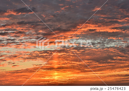 朝焼けに太陽柱 25476423