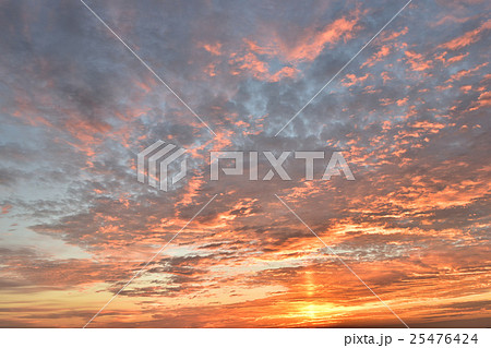 朝焼けに太陽柱 25476424